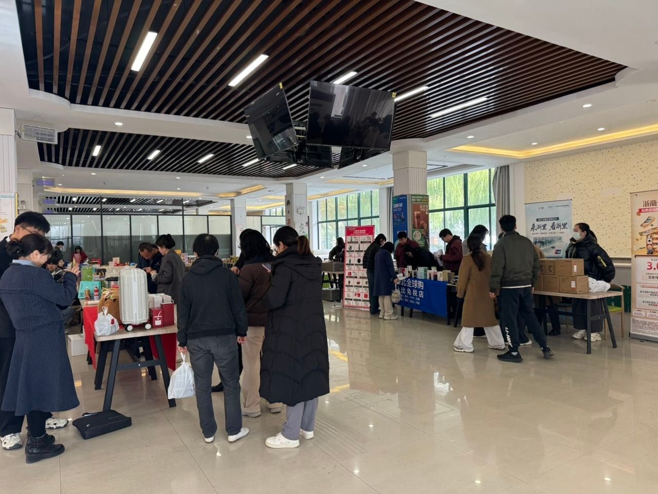 情暖南湖，同心惠民 省教育工會消費(fèi)幫扶產(chǎn)品高校巡展暖心開展